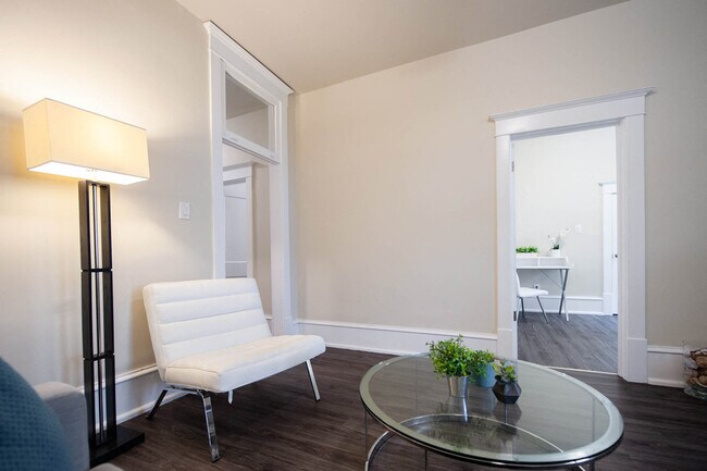 2BDR - Salon - 377 Brandon Apartment