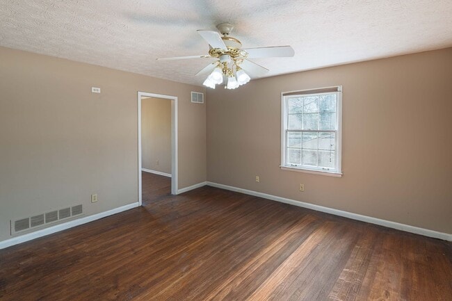 Building Photo - Updated 5BR Home in Morrow with New Carpet and Spacious Yard
