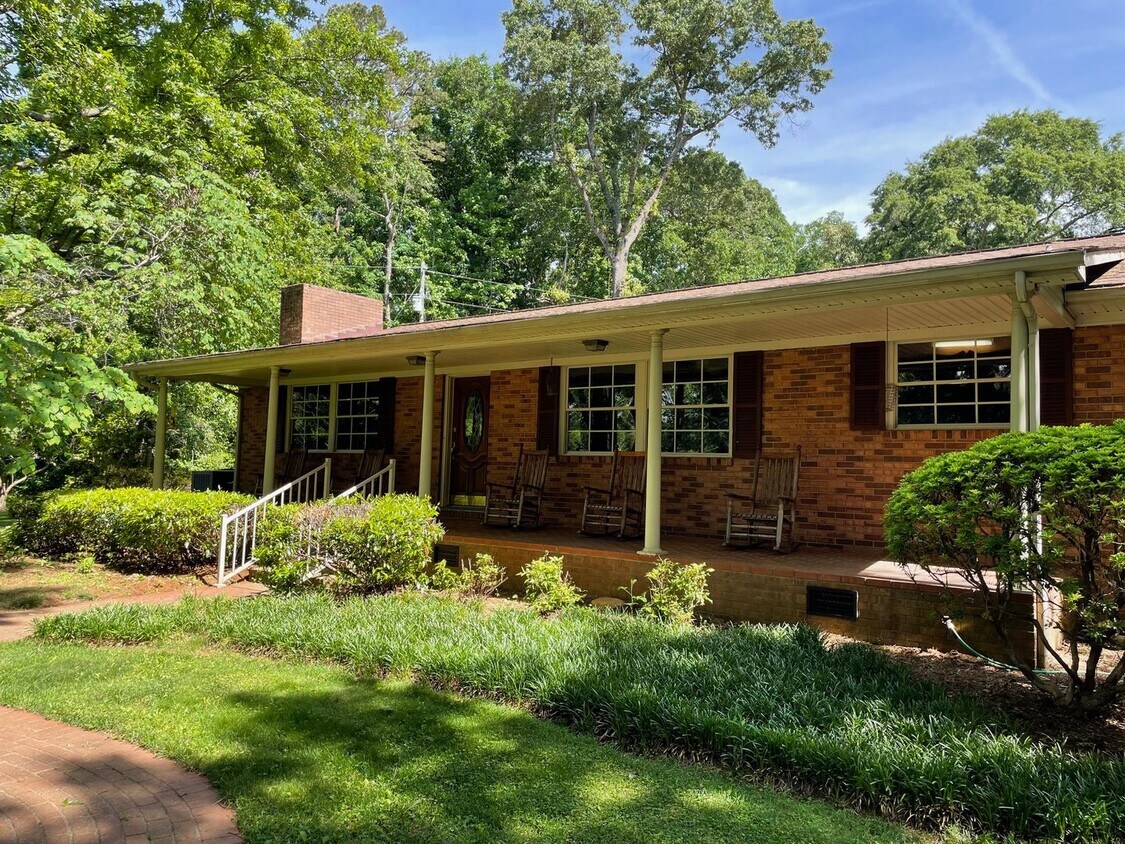 Foto principal - Beautiful 2 Bed, 2 Bath home located in Se...