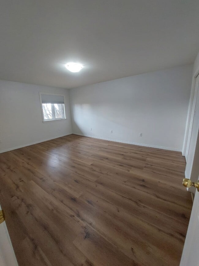 Building Photo - 191 Queen St