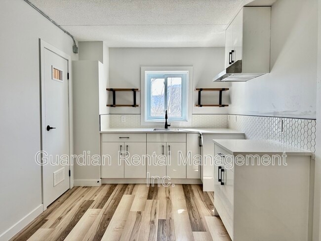 Building Photo - 141 Frederica St W