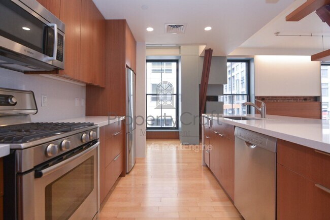 Building Photo - 8 Lagrange St