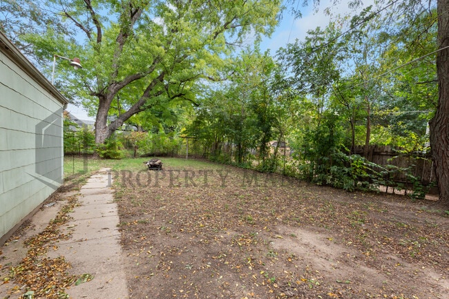 Foto del edificio - 1022 S Yale St