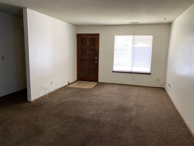 Foto del edificio - Nice front unit available on Demaree!