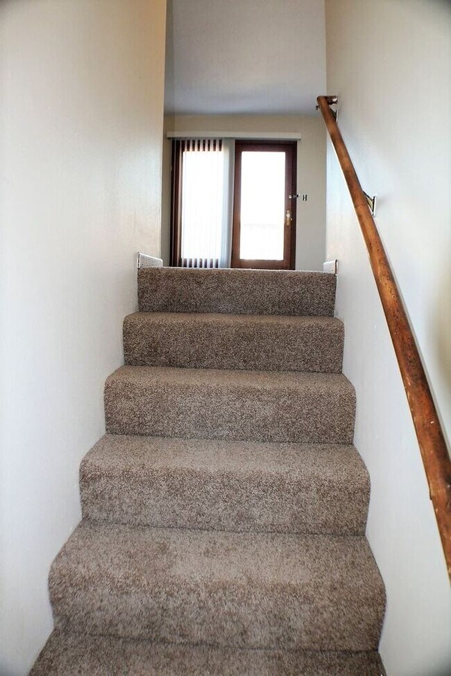 Building Photo - 637 Westwinds Dr