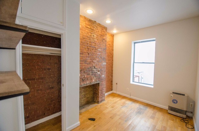 Building Photo - 369 S 4th St