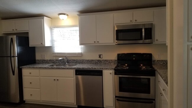 Building Photo - 135 Jo-Katherine Ln