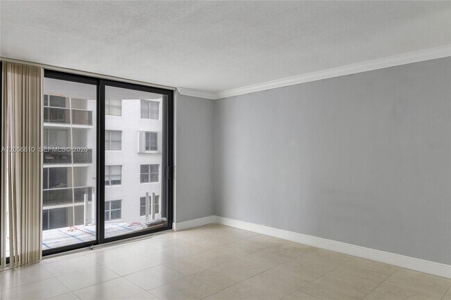 Foto del edificio - 6061 Collins Ave