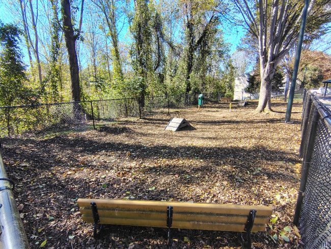 Foto del edificio - 600 Reusens Rd