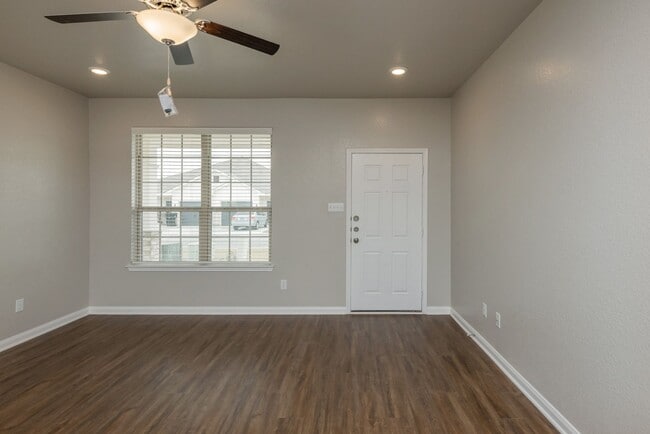 Building Photo - Bright & Cozy Duplex