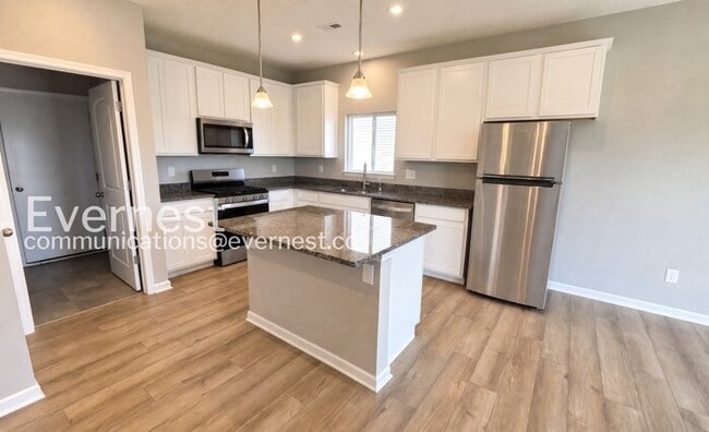 Building Photo - 3 Bed/2 Bath Home with Garage / Pet-Friendly / Vouchers Accepted / Available Now!