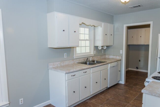 Building Photo - 3 Bed 1.5 Bath