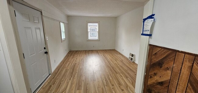 Building Photo - COMING SOON! 2 Bedroom House!!