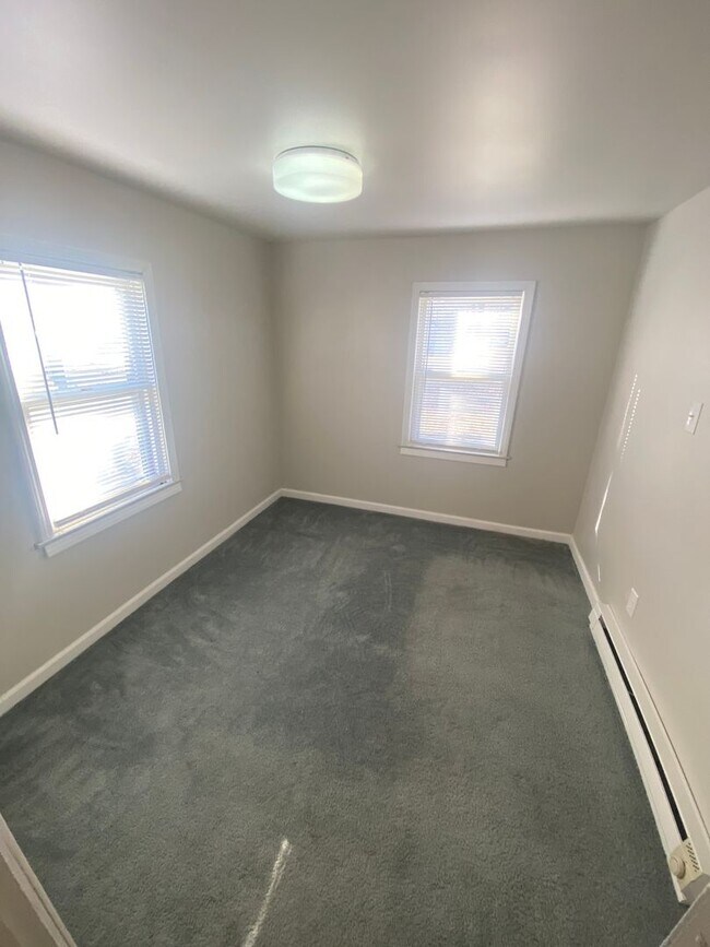 Building Photo - Super Cute Renovated 1 Bedroom House!
