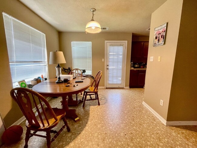 Foto del edificio - Cute Corner Home w/ 4 Beds & 3 Baths in Co...