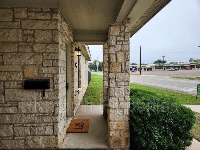 Foto del edificio - 1901 North W S Young Drive