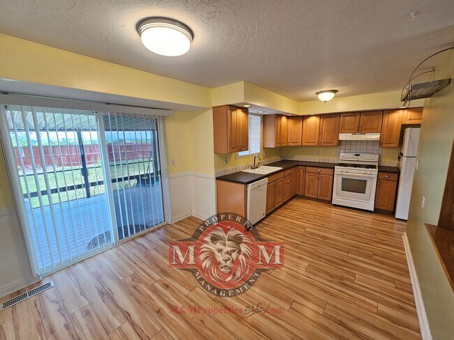 Building Photo - Great 3 Bed 3 Bath Home Skyline Manor Community