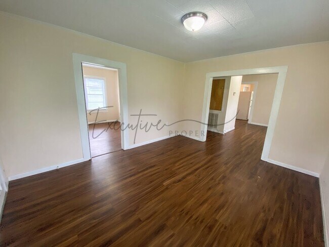 Foto del edificio - 2-Bedroom Home with Outdoor Storage – Now ...