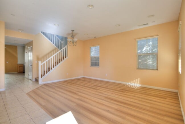 Building Photo - Riverside 4B/2B, close UCR