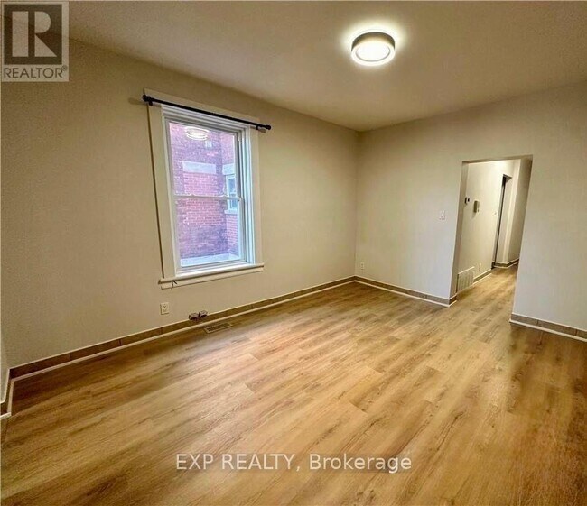 Building Photo - 162 Ivy Crescent