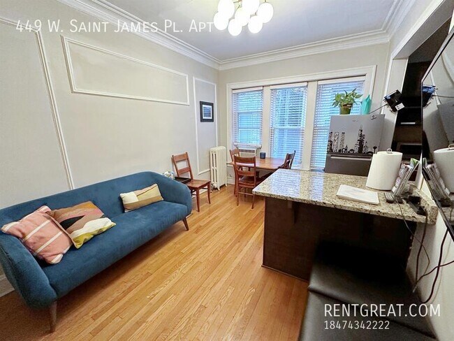Foto del edificio - 449 W St James Pl