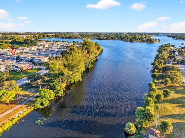 Foto del edificio - 2880 Lake Osborne Dr