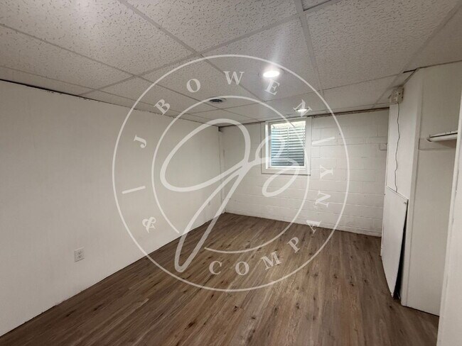 Foto del edificio - "Charming 3 bedroom home with hardwood floors close to University of Toledo.