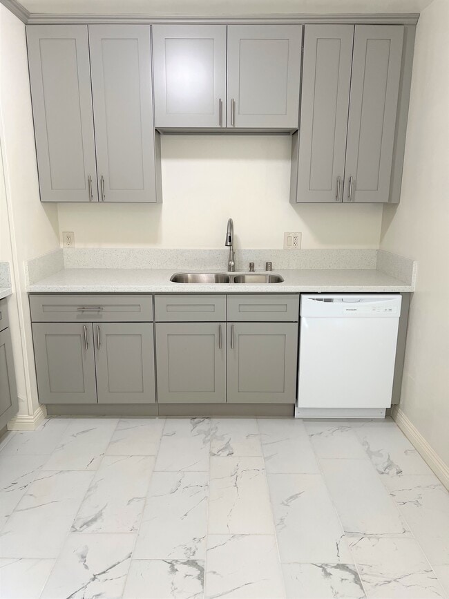 Building Photo - 830 Fairview Ave