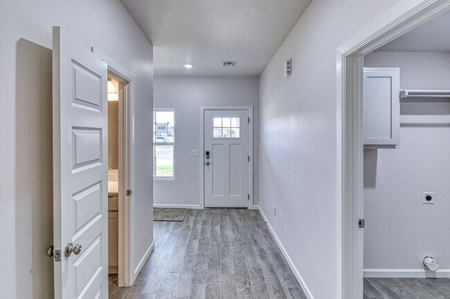 Foto del edificio - Brand New Construction! Lawn care included!