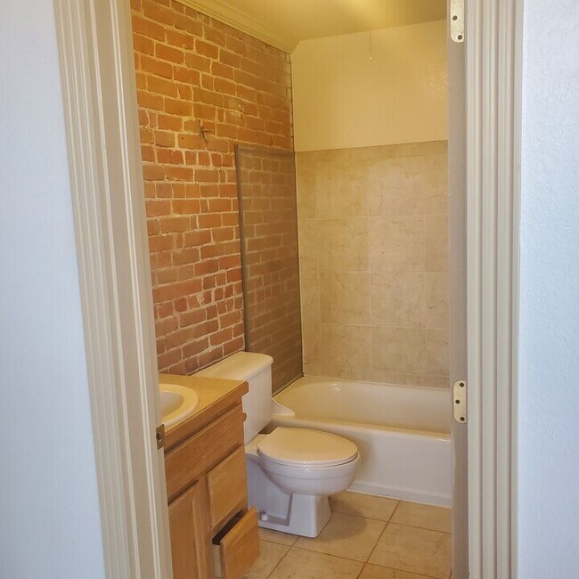 Foto del edificio - 216 E 1st St