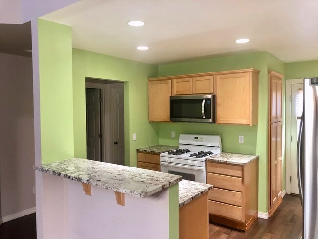 Building Photo - First Floor Master!!