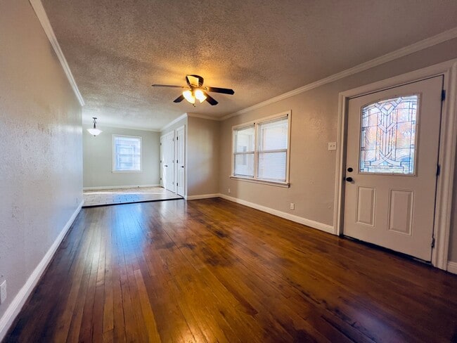 Building Photo - Great Three Bedroom with 2 Living Areas