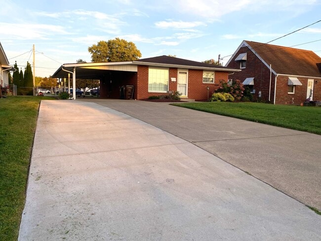Building Photo - Beautiful Brick in Belpre!