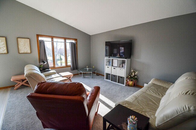 Foto del edificio - Bright 4BR on Corner Lot in SW Rochester