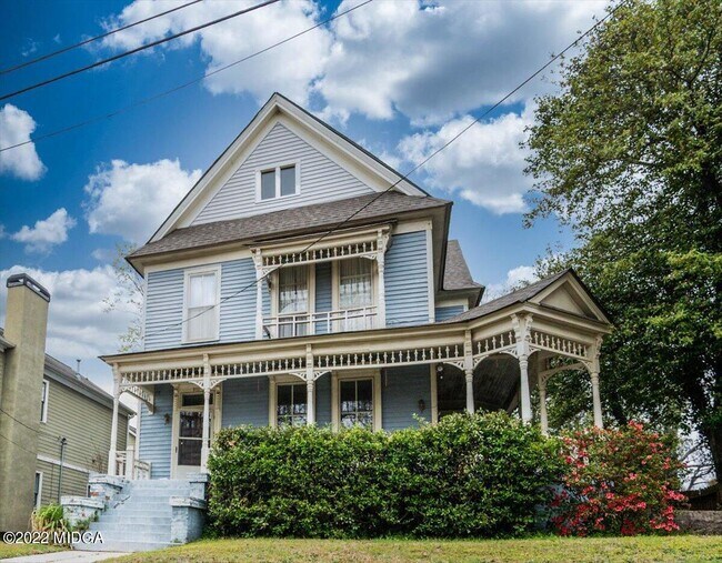 Building Photo - 933 Highland Terrace