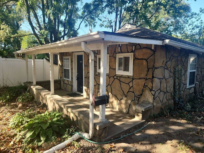 Building Photo - Adorable 1 Bedroom, 1 Bathroom in Independ...