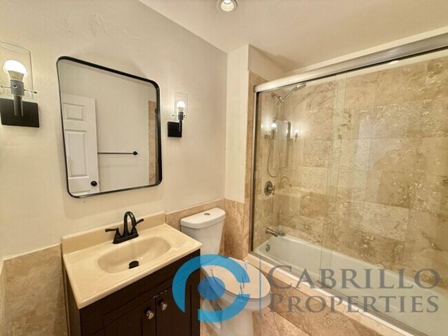 Foto del edificio - 2828 Famosa Blvd