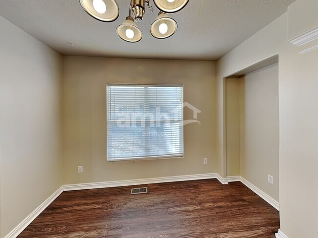 Foto del edificio - 858 N Wooden Ln