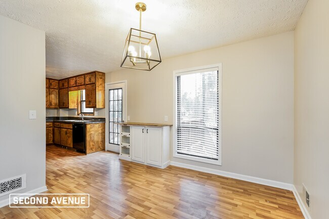 Building Photo - 2600 Deerfield Cir