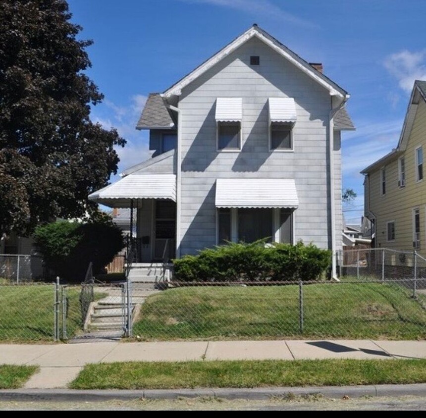 Foto principal - Unique 5 Bedroom 1 Bath House Located in E...