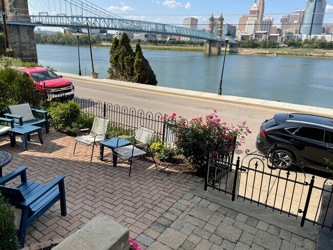 Foto del edificio - 225 Riverside Dr
