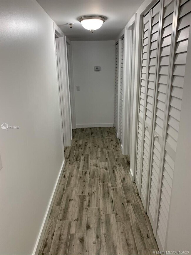Foto del edificio - 105 Lake Emerald Dr