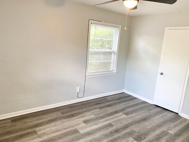 Foto del edificio - Charming 4BR/2BA Brick Home