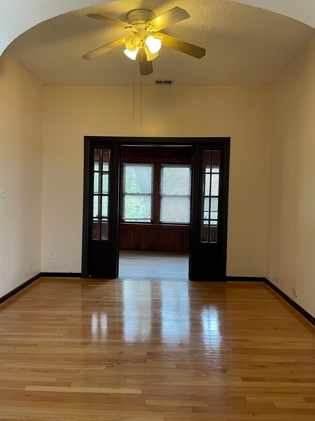 Building Photo - 1614 N Kildare Ave