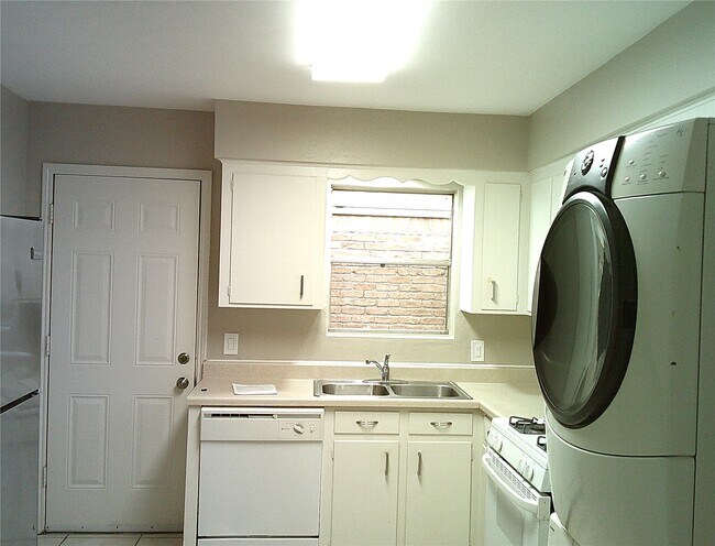 Building Photo - 1102 W Tri Oaks Ln