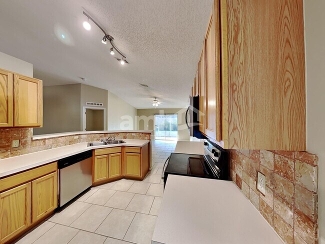 Foto del edificio - 16560 Corner Lake Dr