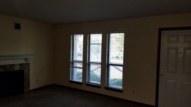 Foto del edificio - 2460 N. Charlotte