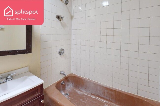 Foto del edificio - Private room in 3 bedroom Roxbury Apartmen...
