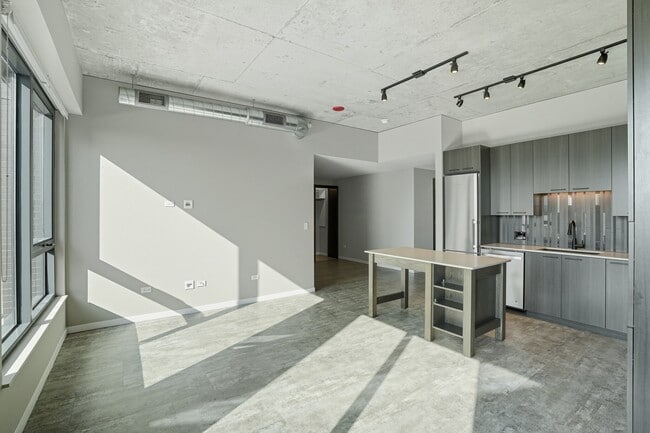 Building Photo - 42 N Sangamon St