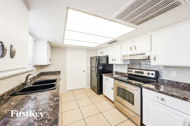 Building Photo - 4923 W Larkspur Dr